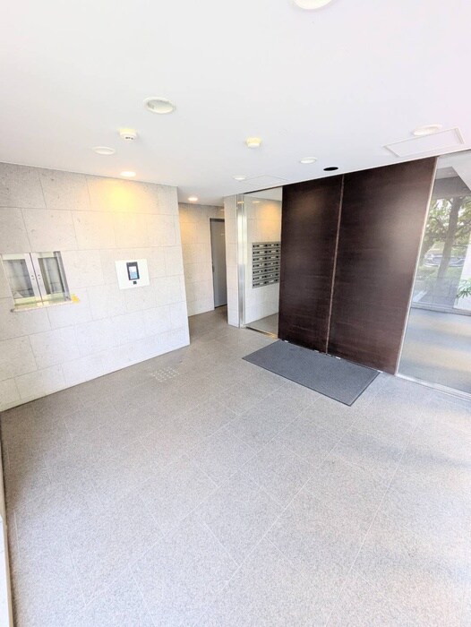 物件外観写真4　(エントランス部分)