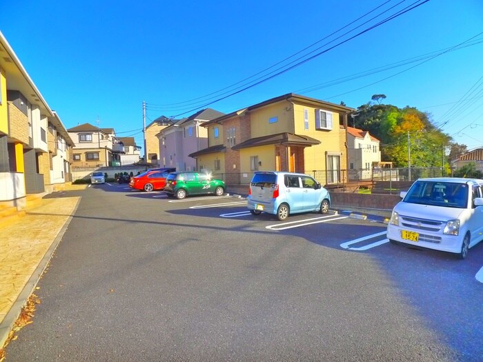 物件外観写真3　(駐車場)