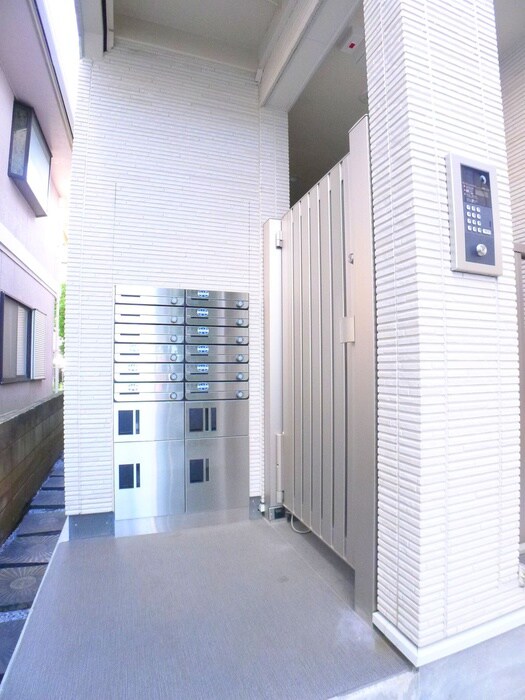 物件外観写真3　(エントランス部分)