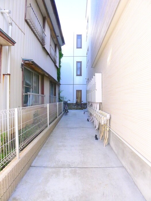 物件外観写真6　(エントランス部分)