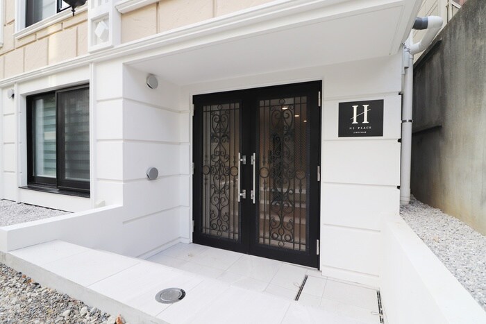 物件外観写真2　(エントランス部分)