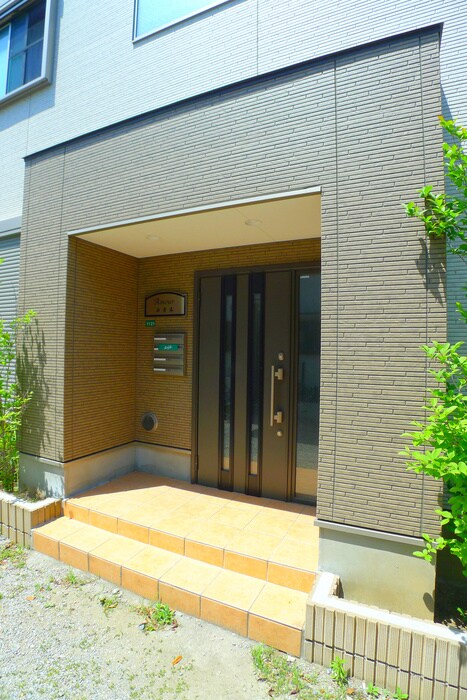 物件外観写真2　(エントランス部分)