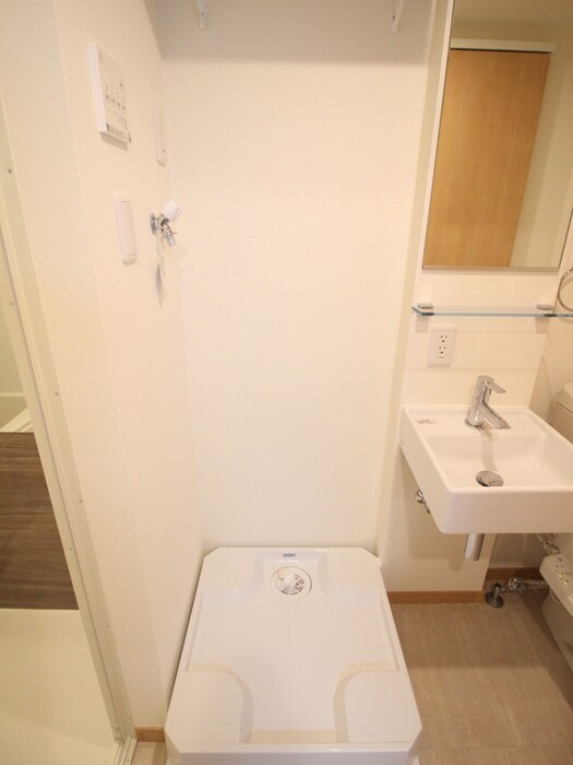 物件内観写真12　(洗濯機置場)