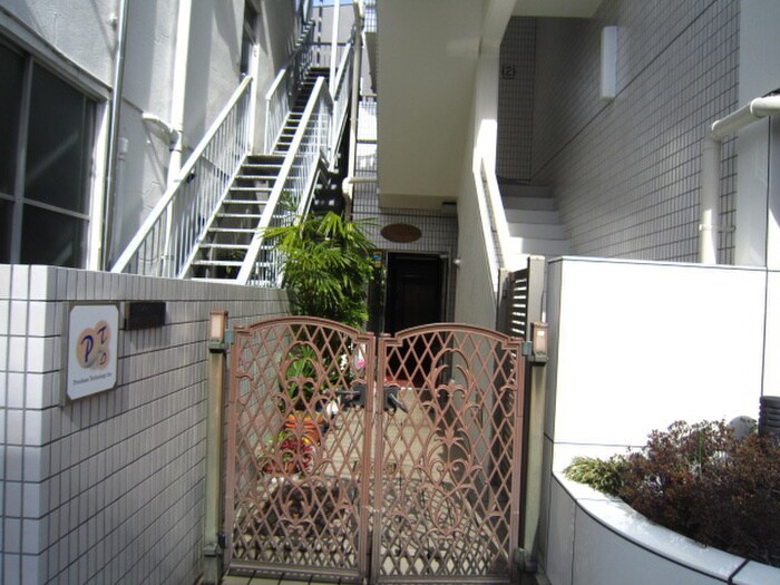 物件外観写真3　(エントランス部分)