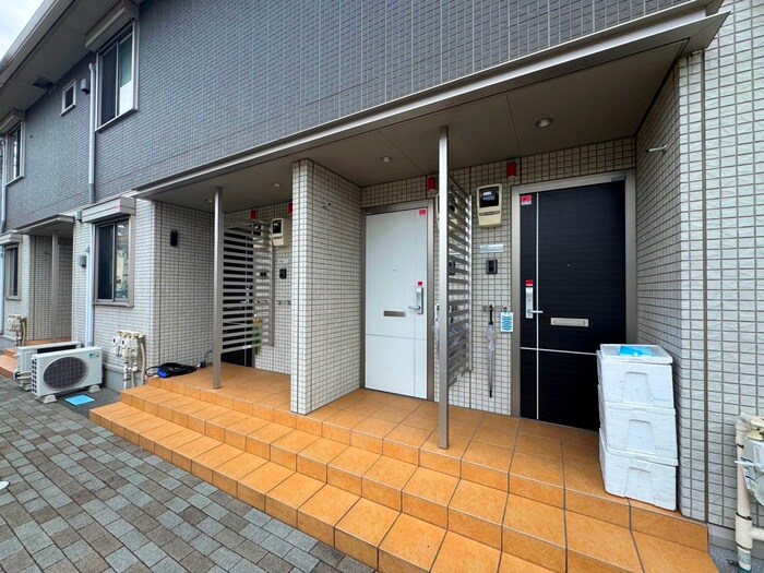 物件外観写真4　(エントランス部分)