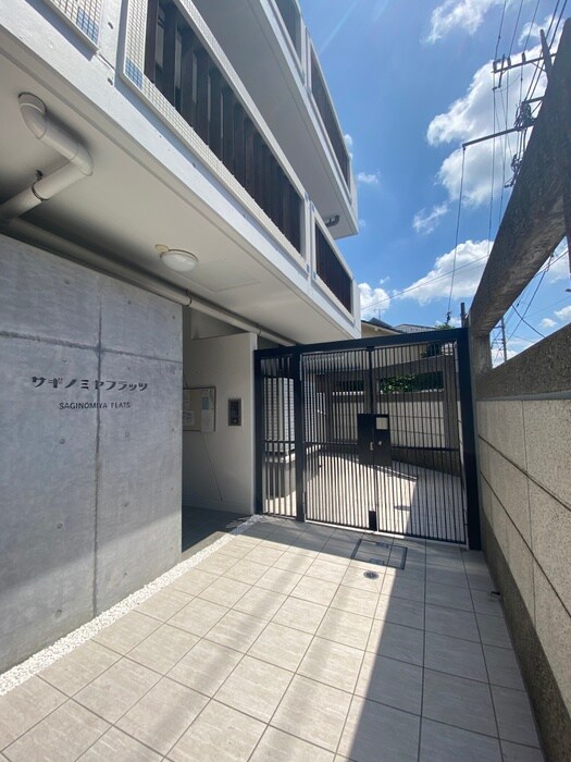 物件外観写真3　(エントランス部分)