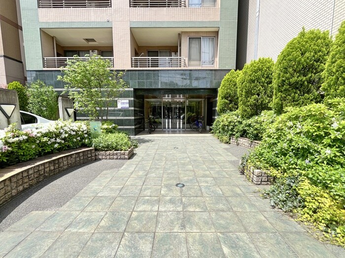 物件外観写真2　(エントランス部分)