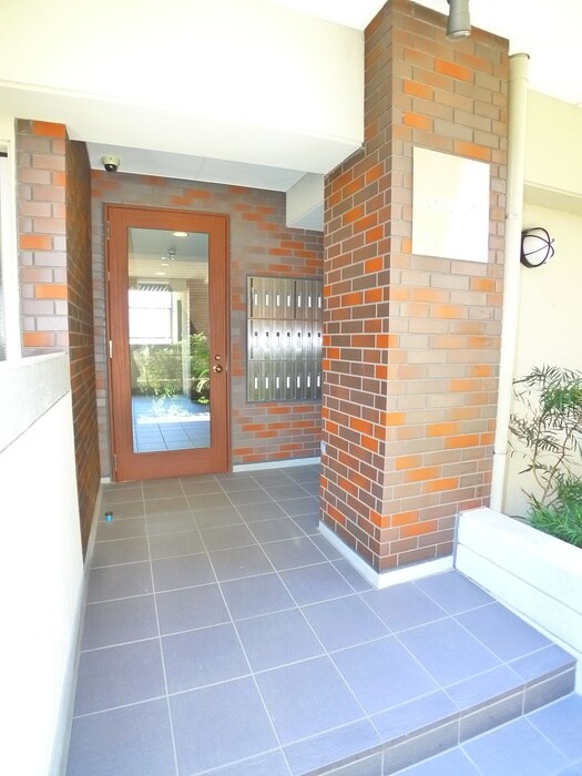 物件外観写真3　(エントランス部分)