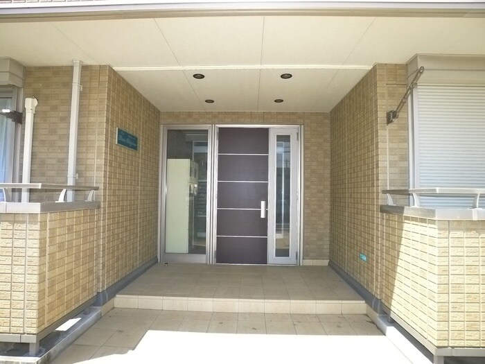 物件外観写真2　(エントランス部分)