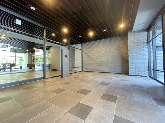 物件外観写真3　(エントランス部分)