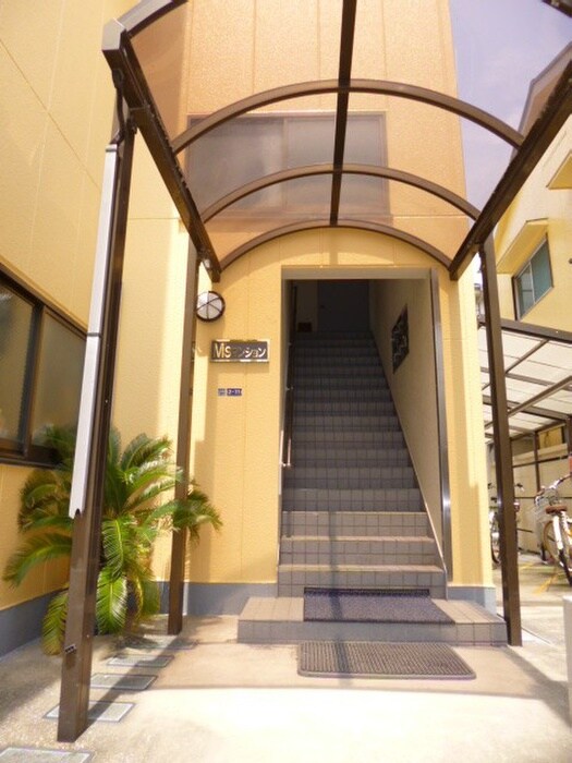 物件外観写真2　(エントランス部分)