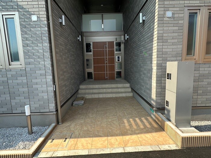 物件外観写真2　(エントランス部分)