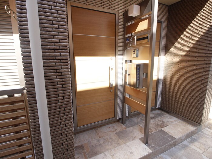 物件外観写真4　(エントランス部分)