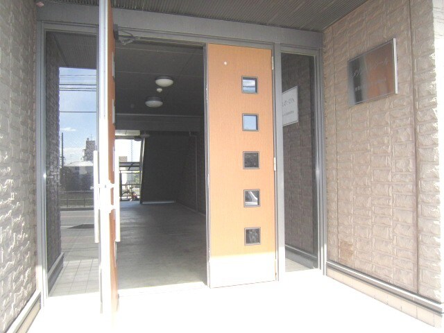 物件外観写真2　(エントランス部分)