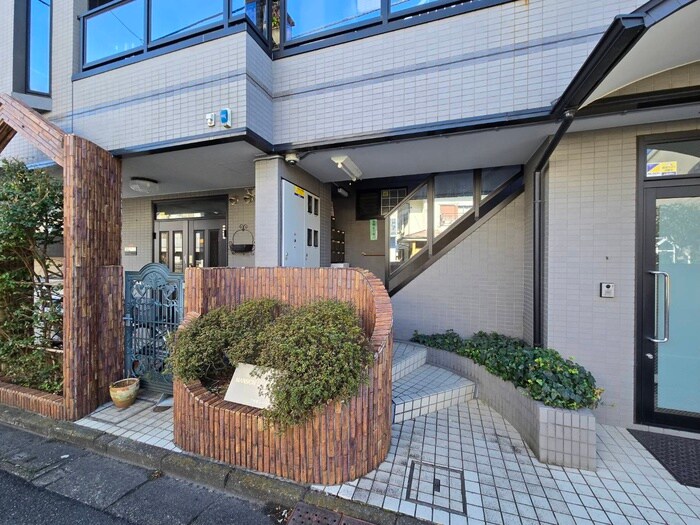 物件外観写真2　(エントランス部分)