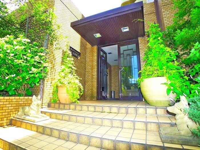 物件外観写真3　(エントランス部分)