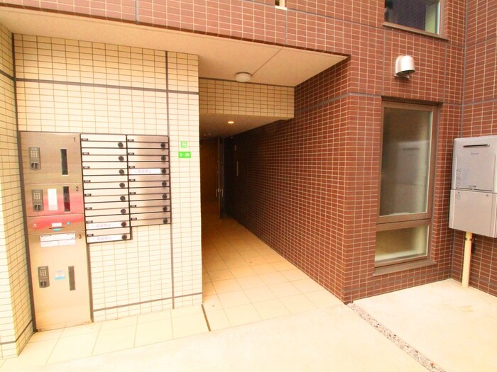 物件外観写真2　(エントランス部分)