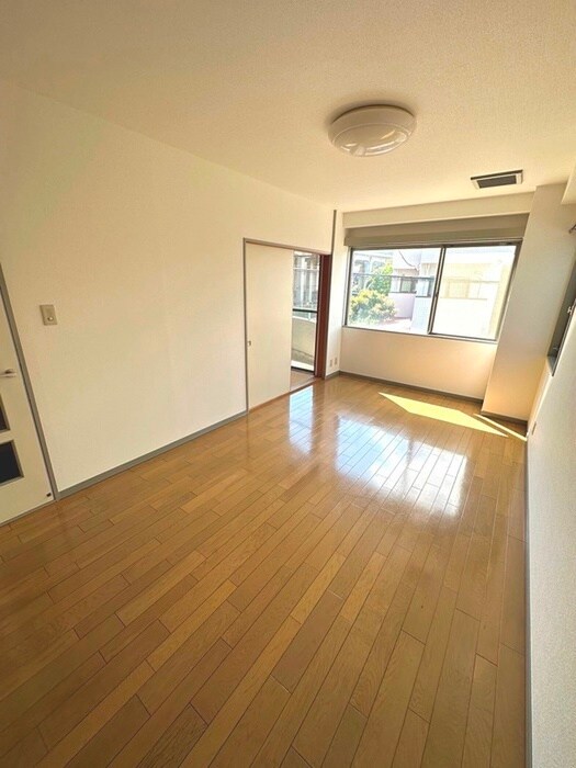 物件内観写真4　(室内からの展望)