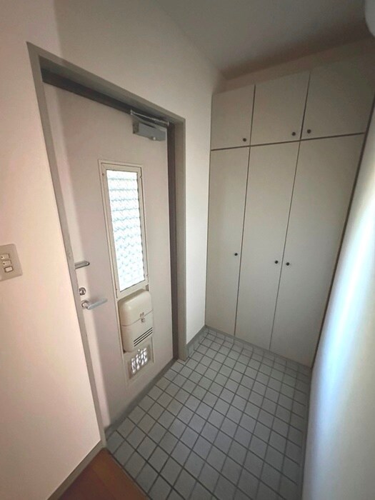 物件内観写真12　(玄関)