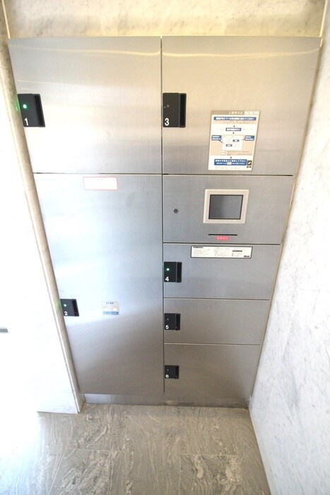 物件外観写真6　(エントランス部分)