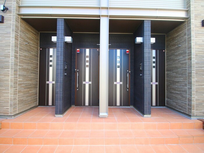 物件外観写真3　(エントランス部分)