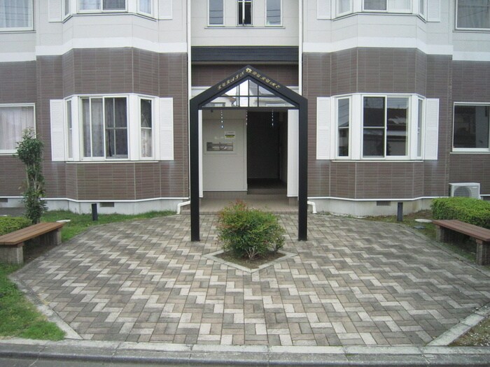 物件外観写真3　(エントランス部分)