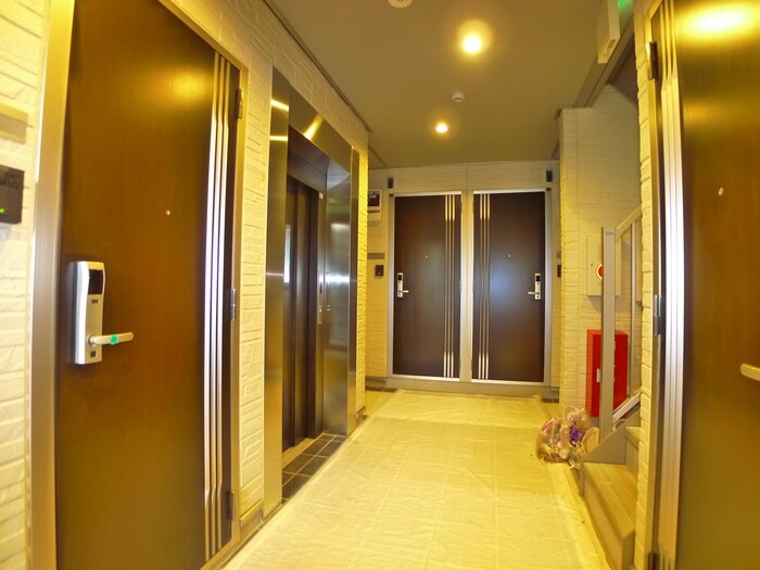 物件外観写真3　(エントランス部分)