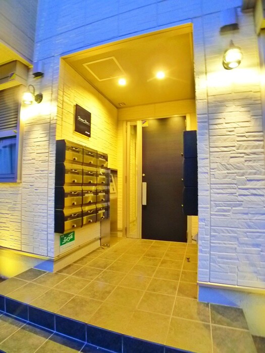 物件外観写真5　(エントランス部分)