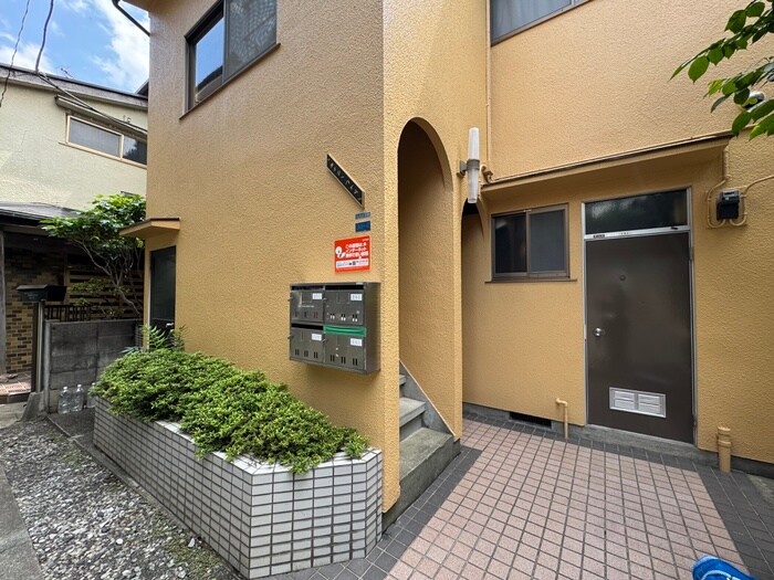 物件外観写真3　(エントランス部分)