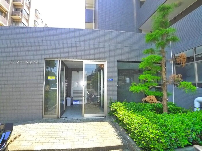 物件外観写真2　(エントランス部分)