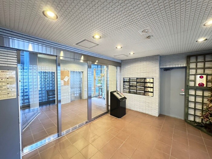 物件外観写真3　(エントランス部分)