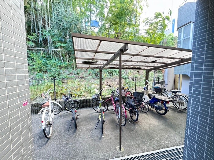 物件外観写真5　(駐輪場)