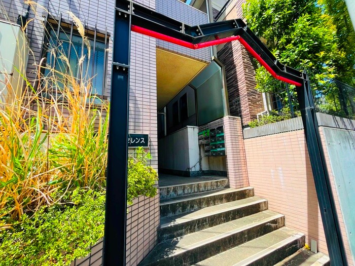 物件外観写真2　(エントランス部分)