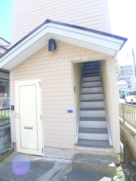 物件外観写真3　(エントランス部分)