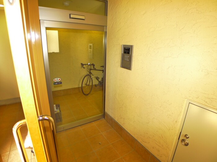 物件外観写真3　(エントランス部分)