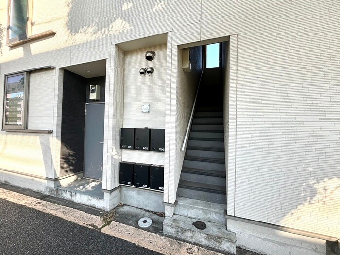 物件外観写真3　(エントランス部分)