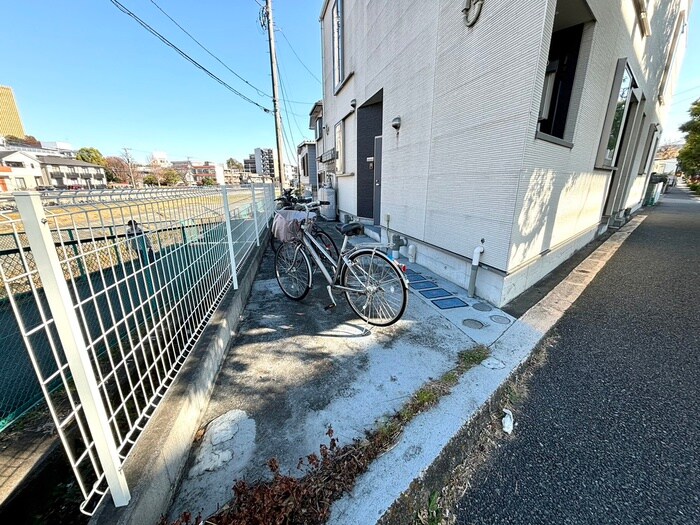 物件外観写真5　(駐輪場)