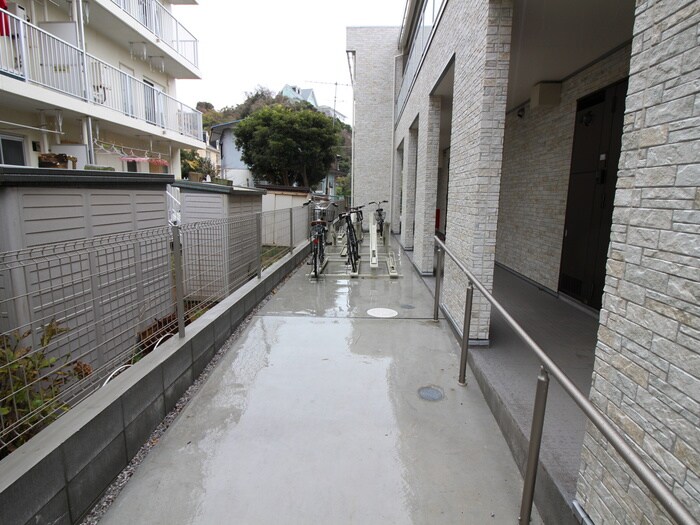 物件外観写真3　(駐輪場)