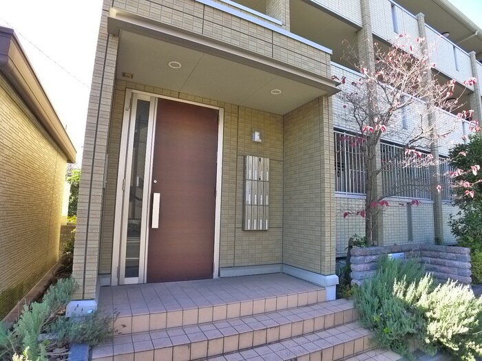 物件外観写真2　(エントランス部分)