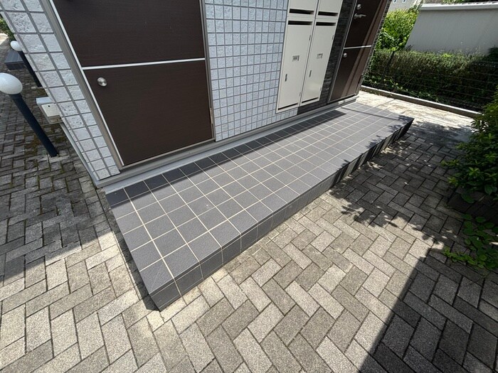 物件外観写真5　(エントランス部分)