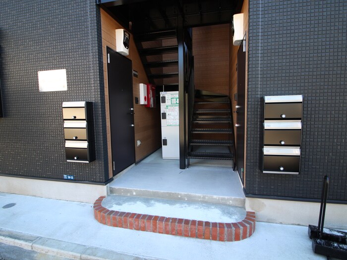 物件外観写真2　(エントランス部分)