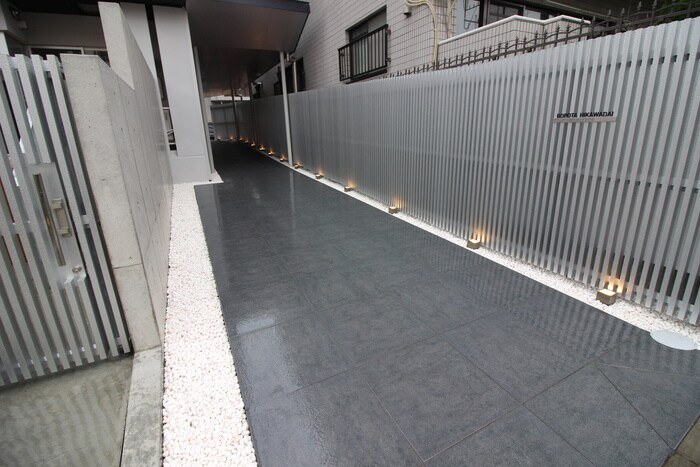 物件外観写真4　(エントランス部分)