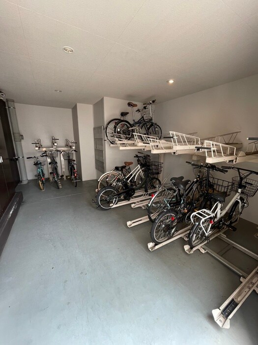 Ｊ－ＦＩＲＳＴ　ＣＨＩＹＯＤＡの駐輪場