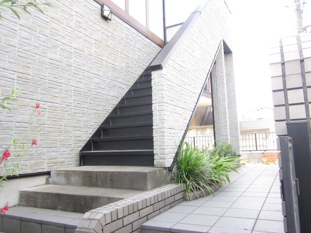 物件外観写真4　(エントランス部分)