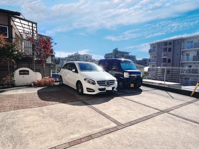 物件外観写真5　(駐車場)