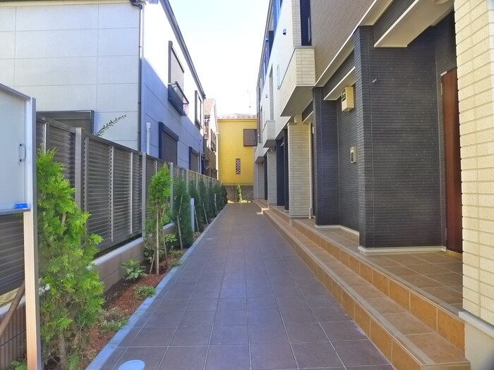 物件外観写真6　(エントランス部分)