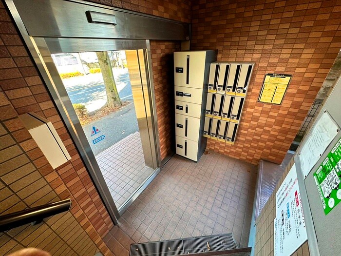 物件外観写真2　(エントランス部分)