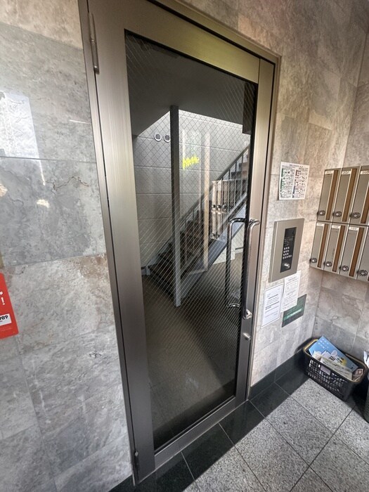 物件外観写真6　(エントランス部分)