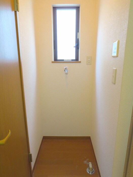 物件内観写真15　(洗濯機置場)