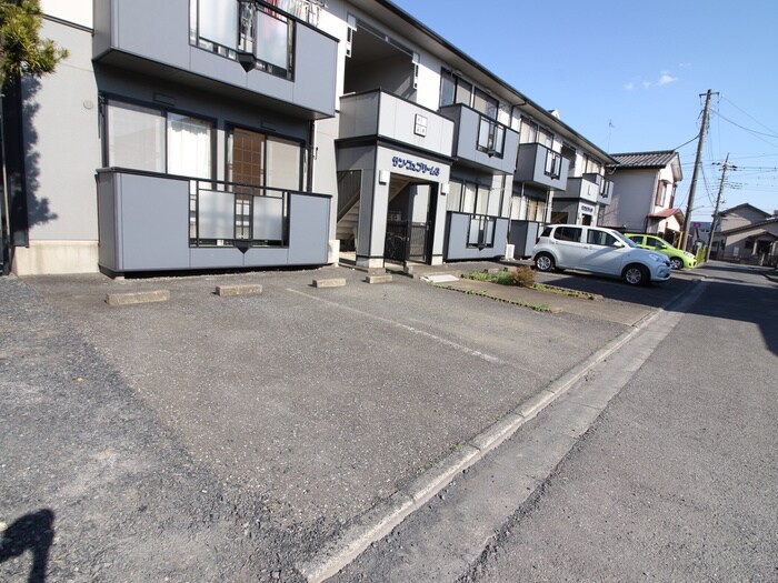 物件外観写真4　(駐車場)